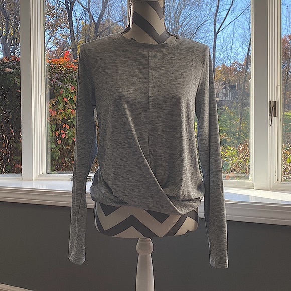 🌟NEW🌟 Old Navy active shirt - Picture 1 of 3